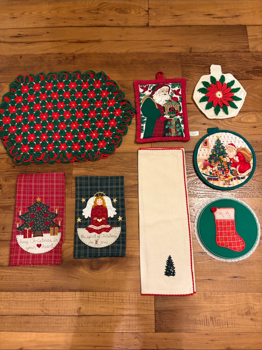 Christmas Bundle Of 8 Mixed Table Linens And Towels Some Old Some New